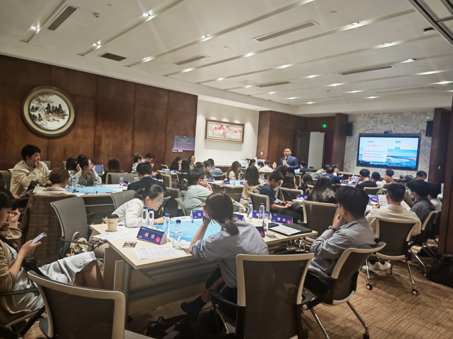 Leaders making decisions in the simulation